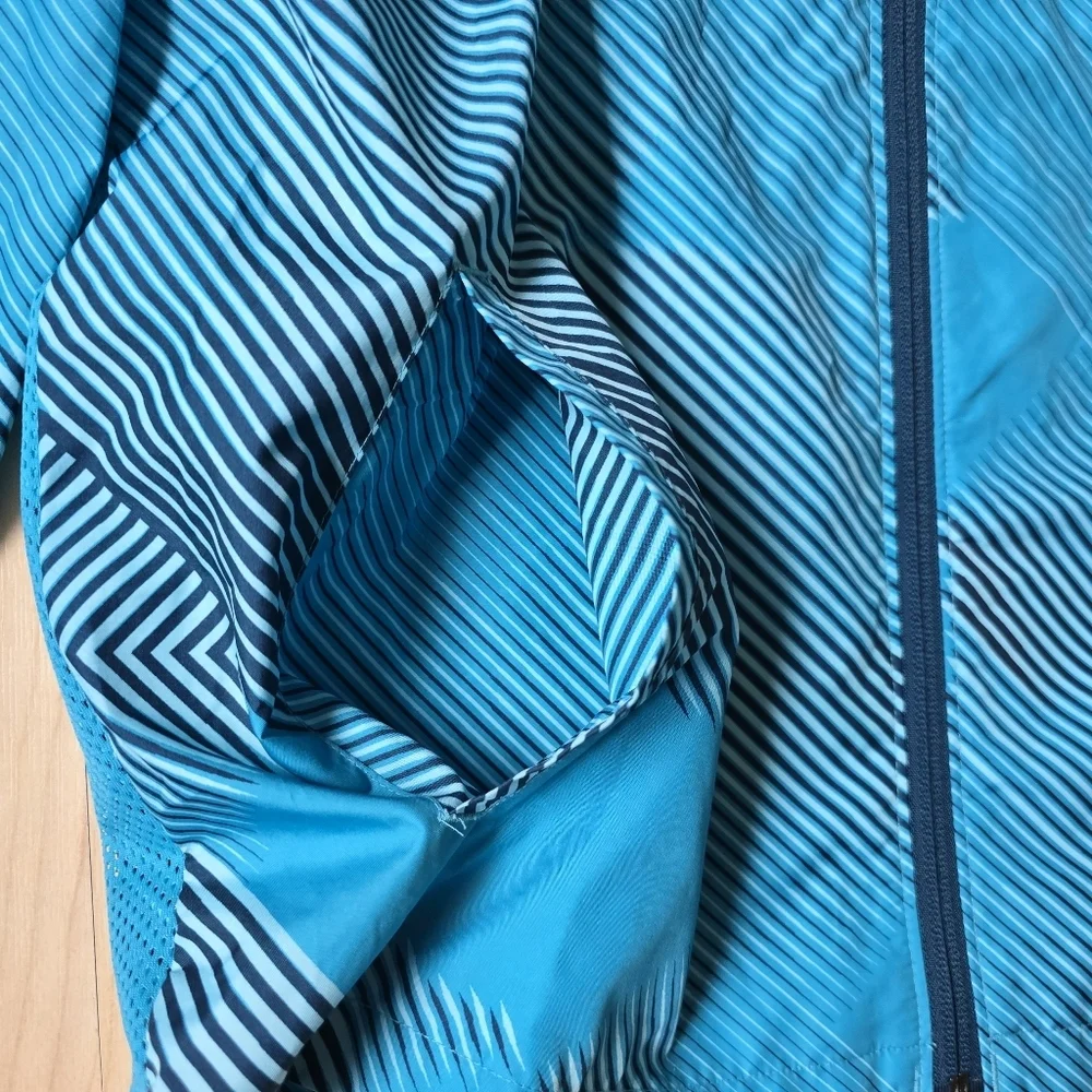 Under Armour Windbreaker Turns Into Drawstring Bag Size XL